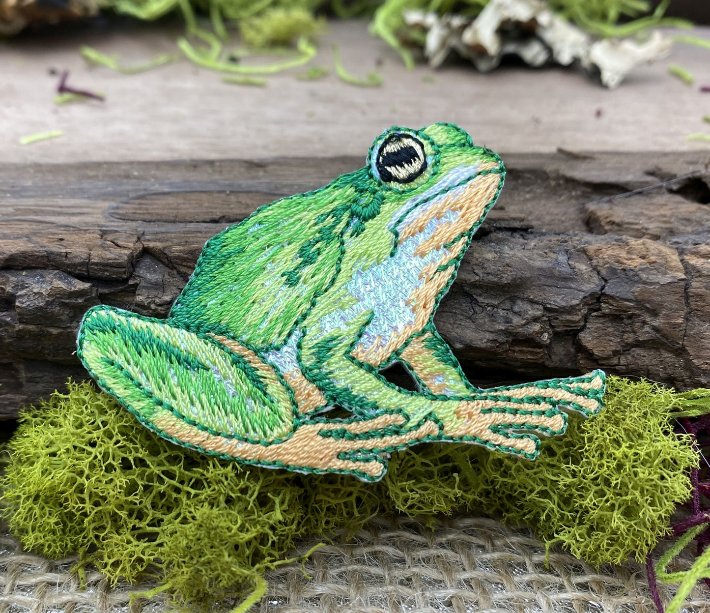 Frog - Realistic - Shimmery - Iron on Applique - Embroidered Patch - 156194A