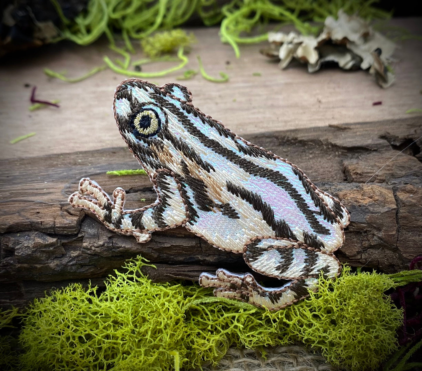 Tree Frog, Shimmery Iridescent, Brown, Iron-on Patch, Embroidered Badge