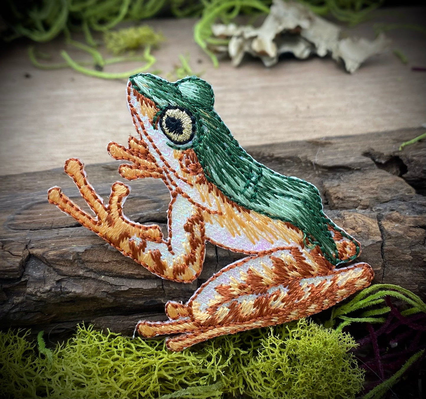 Tree Frog, Shimmery Green & Brown, Embroidered, Iron on Patch